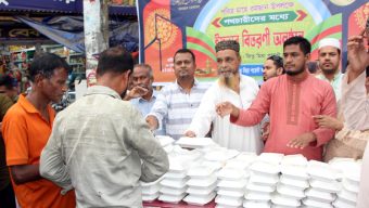 ৪ শতাধিক রোজাদারদের মাঝে জিতু মিয়া পয়েন্ট ব্যবসায়ী সমিতির ইফতার বিতরণ