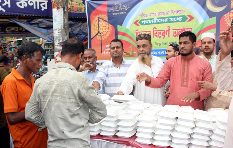 ৪ শতাধিক রোজাদারদের মাঝে জিতু মিয়া পয়েন্ট ব্যবসায়ী সমিতির ইফতার বিতরণ