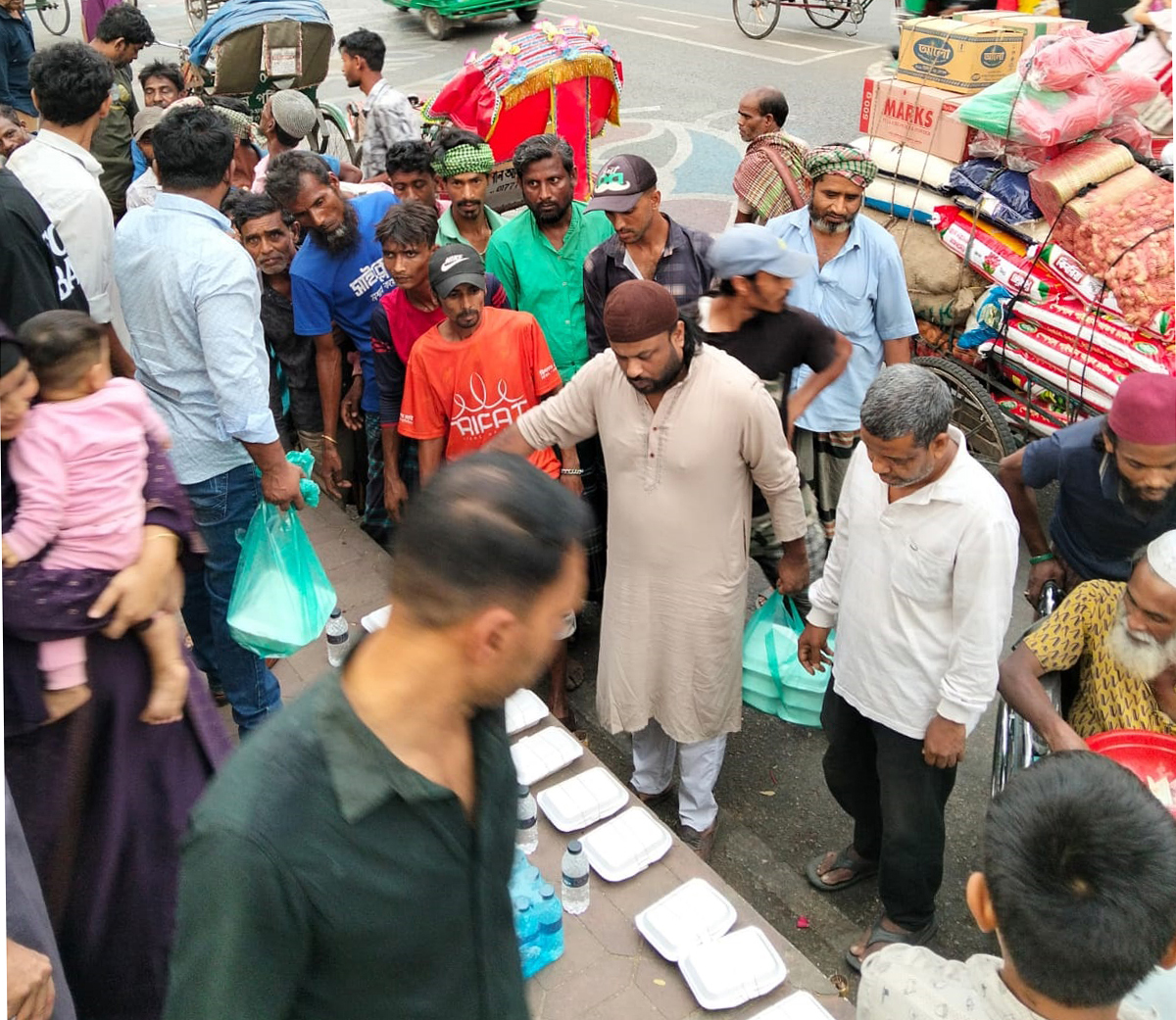 ‘হ্যাল্পিং হ্যান্ডস সিলেট’-এর উদ্যোগে ইফতার বিতরণ