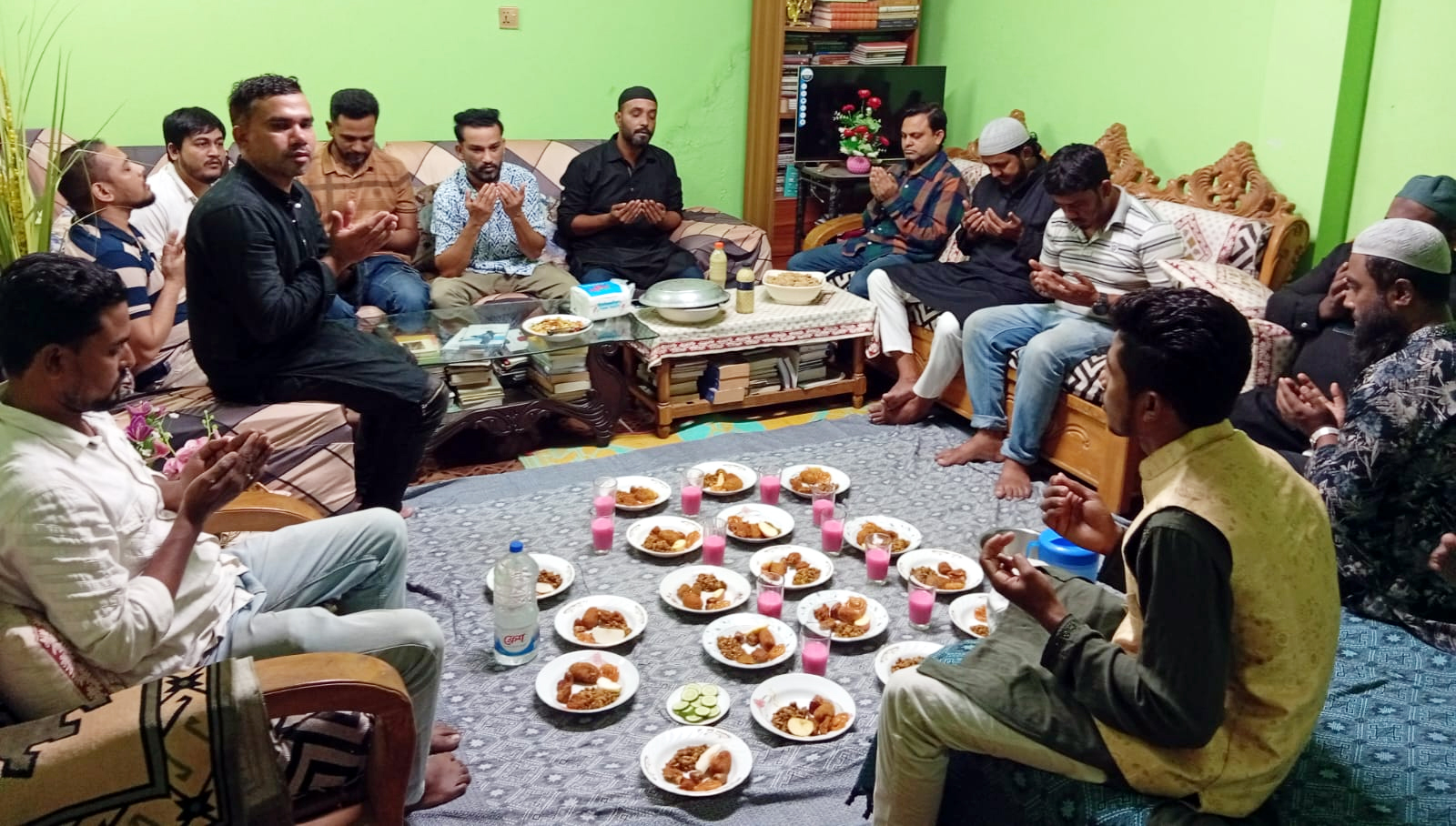 বন্ধুবান্ধব ও ছোট ভাইদের নিয়ে ইফতার করলেন লন্ডন বাংলা ভয়েজ পত্রিকার সম্পাদক রুজেল