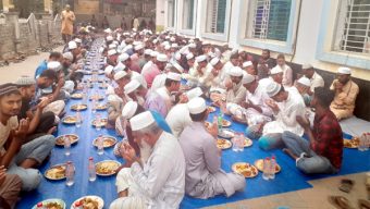 গোটাটিকর কেন্দ্রীয় জামে মসজিদে প্রতিদিন একসঙ্গে আড়াইশ মানুষের ইফতার