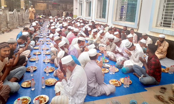 গোটাটিকর কেন্দ্রীয় জামে মসজিদে প্রতিদিন একসঙ্গে আড়াইশ মানুষের ইফতার