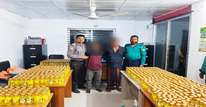 সিলেটে বিপুল পরিমাণ অবৈধ ভারতীয় পণ্যসহ আটক ২